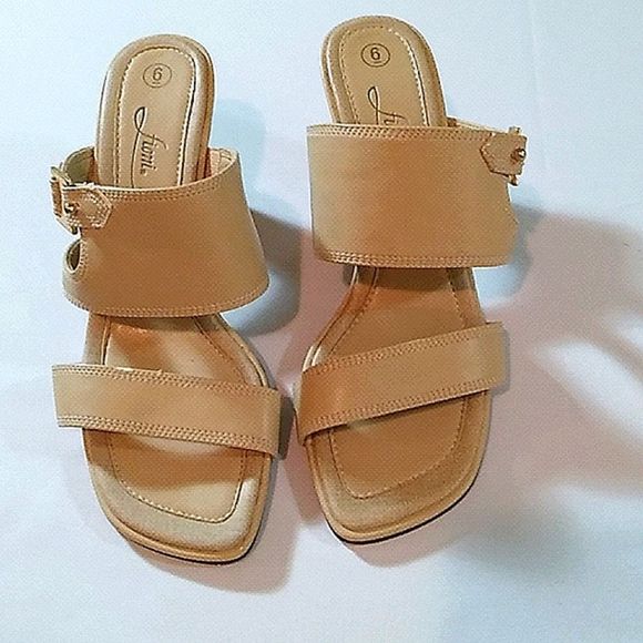 Vintage Fioni size 6 good condition camel open-toed gold buckle on side. - Picture 4 of 6